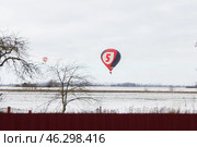 Воздушный шар в небе над Солигорским районом в Беларуси. Редакционное фото, фотограф Павел Мартыненков / Фотобанк Лори
