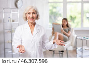 Elderly female doctor portrait. Стоковое фото, фотограф Яков Филимонов / Фотобанк Лори