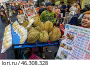 Таиланд. Бангкок. Торговля дурианом в уличной лавке. Thailand. Bangkok. Selling durian in a street shop. Редакционное фото, фотограф Алексей Смышляев / Фотобанк Лори