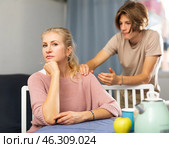 Teenager trying to apologize to offended mother at home. Стоковое фото, фотограф Яков Филимонов / Фотобанк Лори