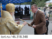 Митрополит Ювеналий вручил грамоты после литургии в Вознесенской Давидовой пустыни (2020 год). Редакционное фото, фотограф Дмитрий Неумоин / Фотобанк Лори