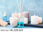 Reed air freshener and candles on color background. Стоковое фото, фотограф Pixel_shot / Фотобанк Лори