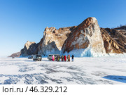 LAKE BAIKAL, OLKHON ISLAND, IRKUTSK REGION, RUSSIA -  February 22, 2025: Group of tourists listens to guide's story about Cape Sagan-Khushun - natural landmark of Olkhon Island on sunny day. Редакционное фото, фотограф Виктория Катьянова / Фотобанк Лори