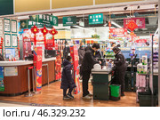 Кассы с покупателями в китайском супермаркете Wumart. Китай (2024 год). Редакционное фото, фотограф Кекяляйнен Андрей / Фотобанк Лори