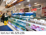 Отдел с живыми морскими и речными морепродуктами в сетевом супермаркете Wumart. Ухань ,Китай (2024 год). Редакционное фото, фотограф Кекяляйнен Андрей / Фотобанк Лори
