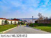 Спуск к реке Волге. Остров-град Свияжск. Республика Татарстан. Россия (2024 год). Редакционное фото, фотограф Александр Тараканов / Фотобанк Лори