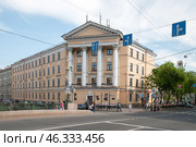 Здание школы, построенное на месте угловой часовни снесенной после революции Вознесенской церкви. Санкт-Петербург, наб. канала Грибоедова (2011 год). Стоковое фото, фотограф Александр Алексеев / Фотобанк Лори
