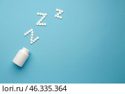 Jar with sleeping pills on color background. Стоковое фото, фотограф Pixel_shot / Фотобанк Лори