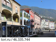 View of the shopping street in the city center with many restaurants. Town of Locarno, canton of Ticino in Switzerland. (2023 год). Редакционное фото, фотограф Bala-Kate / Фотобанк Лори