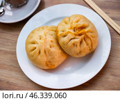 There is portion of pan chino buns with minced meat on plate - traditional Asian baozi. Стоковое фото, фотограф Яков Филимонов / Фотобанк Лори