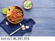 Bowl with tasty chili con carne on wooden table. Стоковое фото, фотограф Pixel_shot / Фотобанк Лори
