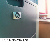 На переднем плане показан принтер устройства с логотипом hp (Hewlett-Packard) Редакционное фото, фотограф Valeryi Vysotkov / Фотобанк Лори