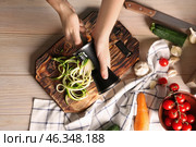 Woman making zucchini spaghetti. Стоковое фото, фотограф Pixel_shot / Фотобанк Лори