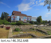 Stara Zagora, Bulgaria. July 23, 2024.City center.View of the opera house and the ancient forum of Augustus Trajan. Редакционное фото, фотограф Мария Фетисова / Фотобанк Лори
