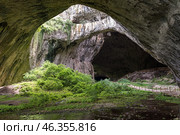 Пещера Деветашка (Holes Devetashka Cave)- это большая карстовая пещера, расположенная примерно в 7 км к востоку от Лестницы и в 15 км к северо-востоку от Ловеча, недалеко от деревни Деветаки. Болгария. Стоковое фото, фотограф Дымов Игорь / Фотобанк Лори