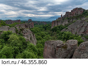 Вид на скалы Белоградчик (Belogradchik) ,природная достопримечательность, Болгария (2019 год). Стоковое фото, фотограф Дымов Игорь / Фотобанк Лори