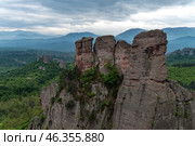 Вид на скалы Белоградчик (Belogradchik) ,природная достопримечательность, Болгария (2019 год). Стоковое фото, фотограф Дымов Игорь / Фотобанк Лори