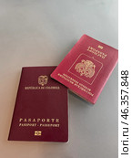 Russian and Colombian passports are ready to the trip. Стоковое фото, фотограф Виктор Ветошкин / Фотобанк Лори