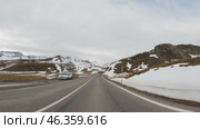 Driving on mountain road with snow patches in early spring. Стоковое видео, видеограф Данил Руденко / Фотобанк Лори