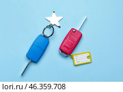 Car keys with plastic tag and keychain on blue background. Стоковое фото, фотограф Pixel_shot / Фотобанк Лори