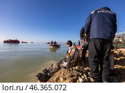 Подготовка водолаза МЧС к спуску в воду для поиска мазута. Редакционное фото, фотограф Алексей Шматков / Фотобанк Лори