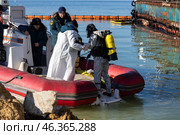 Спуск водолаза МЧС на поиск мазута. Стоковое фото, фотограф Алексей Шматков / Фотобанк Лори