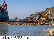 Экскаватор возле места сбора мазута. Редакционное фото, фотограф Алексей Шматков / Фотобанк Лори