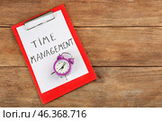 Alarm clock with clipboard on wooden background. Time management concept. Стоковое фото, фотограф Pixel_shot / Фотобанк Лори