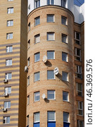 Город Тюмень. Фрагмент фасада жилого дома по улице Осипенко 73 (2015 год). Стоковое фото, фотограф Александр Тараканов / Фотобанк Лори