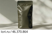 Mock up of one green foil zip bag on a mute green desk and wall background. For your design, presentation, promo, logo. Blank empty ziplock bag, space for brand name. Empty packaging, clipping path. Стоковое AI-видео, аниматор Марина Демидюк / Фотобанк Лори