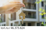 House Keys. Keys from new housing, dwellings among blurred real estate, apartment building. Relocation. Open entrance door, house shaped keychain. Door Keyring. Real estate, agent, insurance, property. Стоковое AI-видео, аниматор Марина Демидюк / Фотобанк Лори