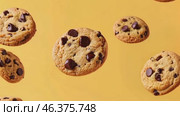 Cookies Levitation. Creative food template. Chocolate chip cookie bursting flying in midair on orange color background. Magazine, banner, advertisement. Copy text space. Falling broken biscuits. Стоковое AI-видео, аниматор Марина Демидюк / Фотобанк Лори