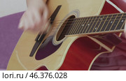 Closeup guitarist is performing solo, deftly manipulating fingers over frets and neck of guitar. Стоковое видео, видеограф А. А. Пирагис / Фотобанк Лори