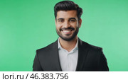 Businessman smiling confident on green screen. Male dressed in a stylish formal outfit. Professional millennial man isolated on green background. Chroma key backdrop. Headshot portrait. Presentation. Стоковое AI-видео, аниматор Марина Демидюк / Фотобанк Лори