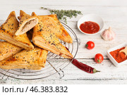 Cooling rack with tasty Uzbek samsa on table. Стоковое фото, фотограф Pixel_shot / Фотобанк Лори