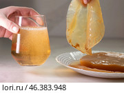 Fermented Tea and SCOBY A Guide to the Preparation of Your Own Kombucha Beverage at Home. Стоковое фото, фотограф Ольга Коваленко / Фотобанк Лори