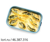 Baking dish with tasty conchiglioni pasta on white background. Стоковое фото, фотограф Pixel_shot / Фотобанк Лори