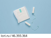 Menstrual pad and tampons on blue background. Стоковое фото, фотограф Pixel_shot / Фотобанк Лори