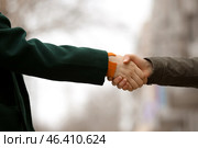 Women shaking hands outdoors. Стоковое фото, фотограф Pixel_shot / Фотобанк Лори
