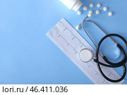 Stethoscope with cardiogram and pills on color background. Стоковое фото, фотограф Pixel_shot / Фотобанк Лори