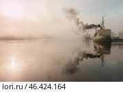 Санкт-Петербург. Туманная Нева. Ледокол-музей "Красин" (2009 год). Редакционное фото, фотограф Александр Алексеев / Фотобанк Лори