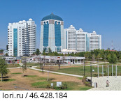 Город Шали, Чеченская Республика (Чечня), Россия. Вид на комплекс современных высотных зданий «Шали-Сити». Летний городской пейзаж. (2024 год). Редакционное фото, фотограф Андрей Степанов / Фотобанк Лори