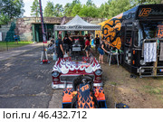 FINOWFURT, GERMANY - JUNE 28, 2024: Preparation of the dragster in a mobile workshop for the races by the Race Antz team. Roadrunner's Paradise Race 61 Festival. Редакционное фото, фотограф Sergey Kohl / Фотобанк Лори
