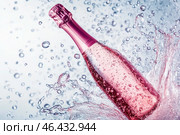 Розовая бутылка шампанского в брызгах воды на белом фоне. Стоковое AI-изображение, AI-художник Ярославский Максим / Фотобанк Лори