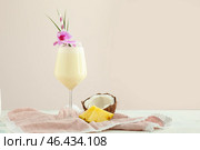 Стакан вкусного коктейля Пина Колада на столе. Стоковое фото, фотограф Pixel_shot / Фотобанк Лори