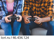 Подростки играют в видеоигры дома, крупным планом. Стоковое фото, фотограф Pixel_shot / Фотобанк Лори