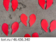 Много разбитых сердец на сером фоне. Концепция развода. Стоковое фото, фотограф Pixel_shot / Фотобанк Лори
