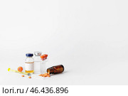 Бутылки инсулина с таблетками и шприцем на белом фоне. Концепция диабета. Стоковое фото, фотограф Pixel_shot / Фотобанк Лори
