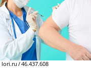 Врач делает инъекцию инсулина старшему больному диабетом на цветном фоне. Стоковое фото, фотограф Pixel_shot / Фотобанк Лори