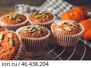Стеллаж для охлаждения с вкусными тыквенными маффинами на столе, крупным планом. Стоковое фото, фотограф Pixel_shot / Фотобанк Лори